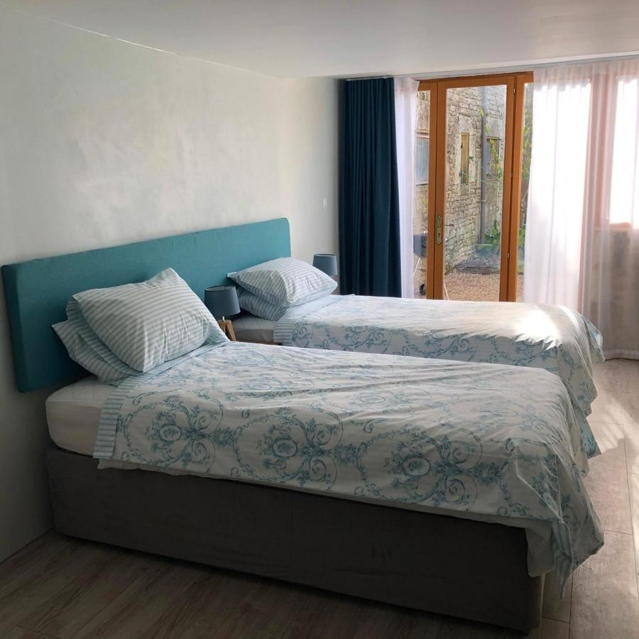 Blacksmiths Apartment In Blanzay - 1 Bed Exterior foto